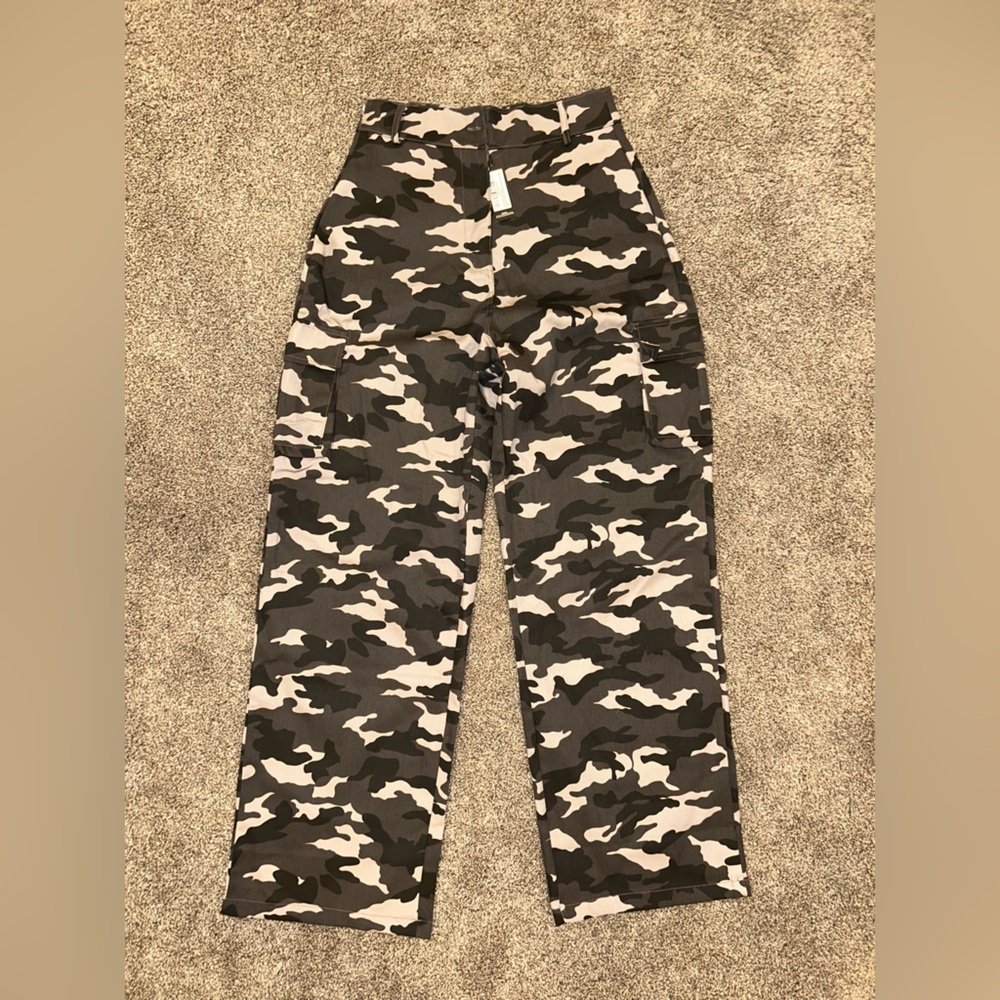 NWT prettylittlething camo pant. size 4.
